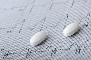 Many of the interactions between statins and other heart drugs are minor, but there are some drug combinations that should be avoided. Many of the interactions between statins and other heart drugs are minor, but there are some drug combinations that should be avoided.