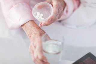 The risk of major bleeding is similar for older patients with atrial fibrillation taking either antiplatelet or anticoagulant drugs. The risk of major bleeding is similar for older patients with atrial fibrillation taking either antiplatelet or anticoagulant drugs.